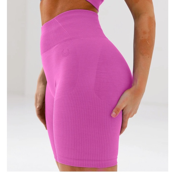 Lazuli Label LARGE Scrunch Seamless Ribbed Contour Shorts - Picture 3 of 11